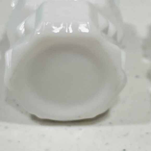 VINTAGE WESTMORELAND MILK GLASS OLD QUILT SALT & PEPPER SHAKERS SET - Picture 6 of 6